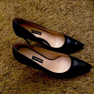 Black pointed toe Nine West heel. Very sexy shoe